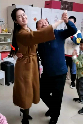 谢广坤真名叫什么，演谢广坤的演员叫什么（乡爱王小蒙与谢广坤搂在一起跳舞）