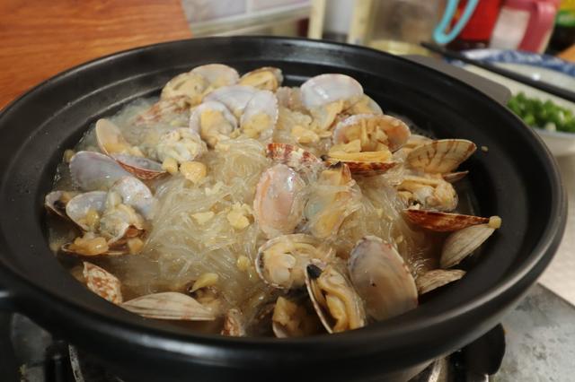 花蛤粉丝简单的做法，媳妇在家秘制花蛤粉丝煲
