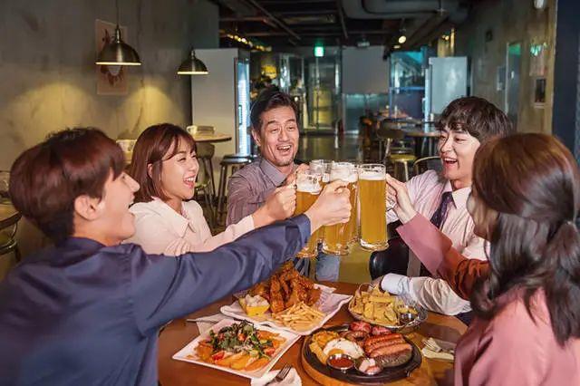 韩国烧酒shaojiu韩国人喝酒的规矩也很多,例如你绝不能只给自己倒酒喝