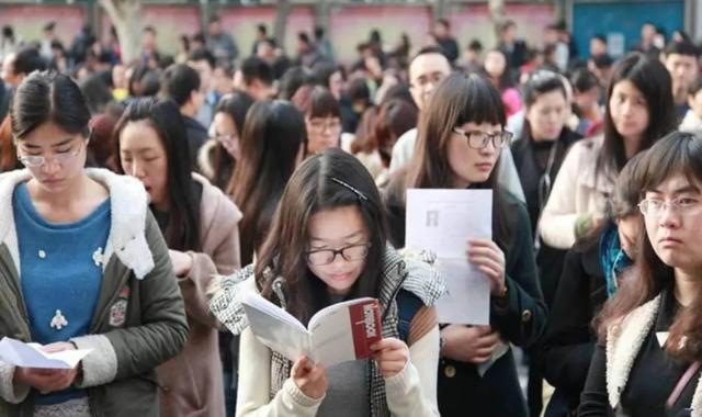民办三本学费有多高？学生家长都要哭了：今年又涨价，民办学费三万（学生家长都要哭了：今年又涨价）