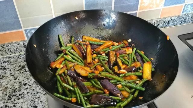 豆角燒茄子的家常做法,紅燒豆角燒茄子的家常做法(豆角燒茄子的簡單