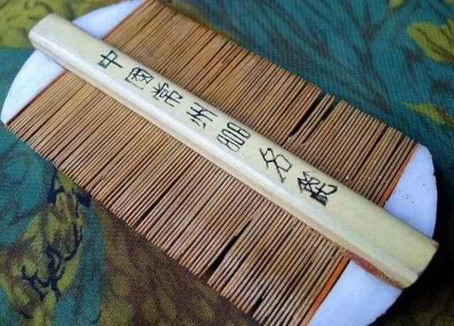 阴虱怎么治疗，阴虱怎么治疗硫磺软膏（30年前男女老少都长虱子）