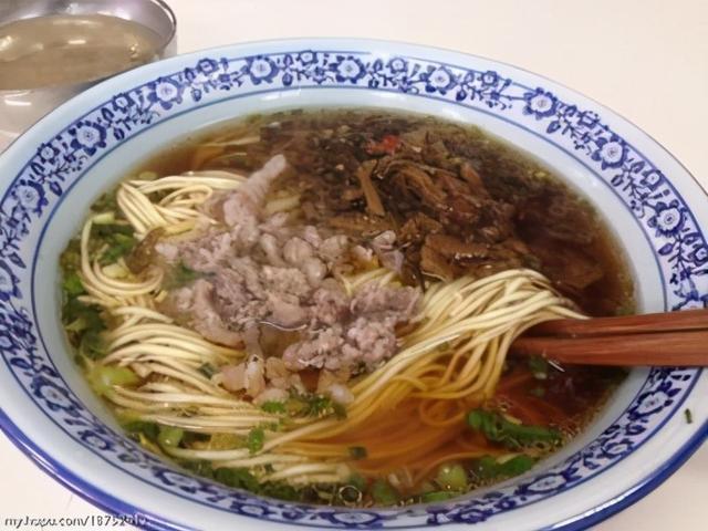 酸菜怎么做好吃，五花肉炖酸菜怎么做好吃（不管是聚会还是家宴都是很好的选择）