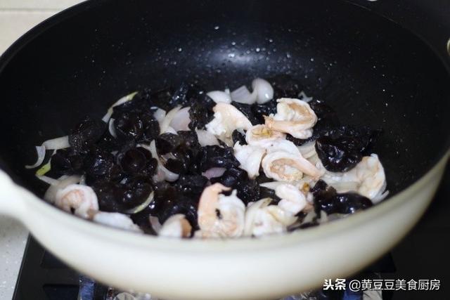 虾仁爆炒木耳做法，虾仁爆炒木耳做法视频（黑木耳炒虾仁）