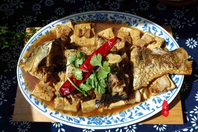 侉炖鱼，还有入味的豆腐和鱼汤（侉炖鱼是什么意思）