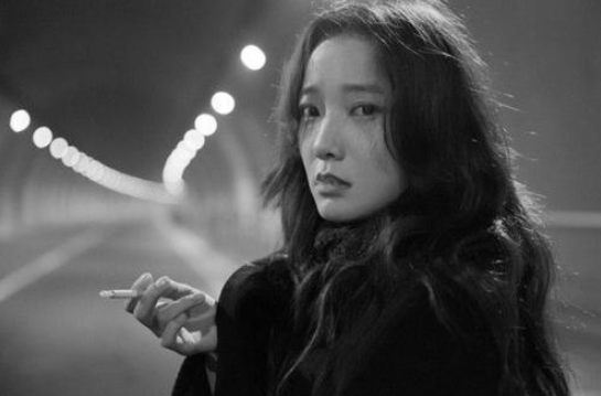 凭借《东北往事:黑道风云20年》开创黑道小说风潮,被称为"黑道小说第