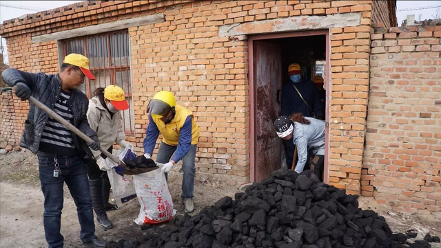 取暖煤多少钱一吨，一吨煤炭多少钱（取暖煤700元一吨涨至2000元）