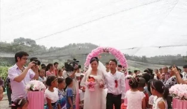 结婚当天下雨好不好有什么讲究，结婚当天下午下雨好吗（俗语“雨里夫妻泪交流）