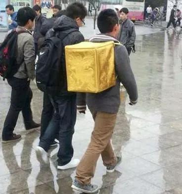 梦见自己穿裙子，梦见自己穿裙子是怎么回事（老婆第一次穿裙子坐公交吓得身后的小哥连连后退）