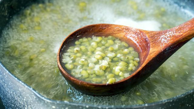 绿豆汤怎么做好吃又浓稠，怎么煮绿豆汤浓稠好喝（原来绿豆汤要这样煮）