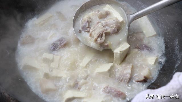 煮羊肉汤的正确方法，煮羊肉汤的正确方法视频（按照厨师长的操作步骤来）