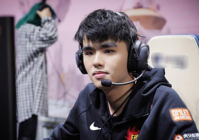 雾岛少帅什么梗，林炜翔雾岛少帅（凌晨战神lwx韩服改名tianliang回应天重回首发）