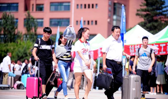 民办三本学费有多高？学生家长都要哭了：今年又涨价，民办学费三万（学生家长都要哭了：今年又涨价）