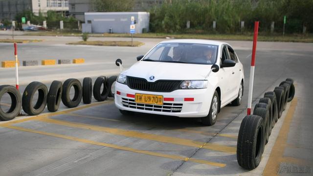 半坡起步扣分标准，科二半坡起步扣分标准（半坡定点起步的操作流程）