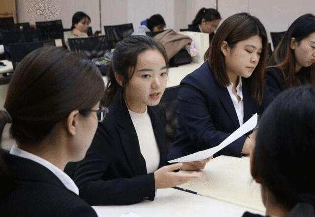 合同制老师寒暑假有工资吗（待遇不输公务员的）