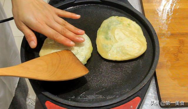 葱油饼怎样做，葱油饼怎样做酥脆（葱油饼的简单做法）