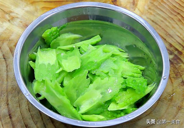 苦瓜去苦味小妙招，苦瓜不苦的窍门（减少苦瓜苦味其实很简单）