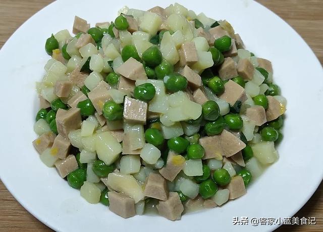 豌豆荚怎么做好吃，新鲜豌豆子怎么做好吃又简单（豌豆粒和土豆这做法真好吃）
