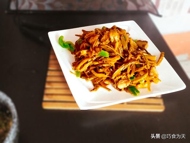 干黄花菜怎么吃，干黄花菜怎么吃法（干黄花菜泡好直接炒就错了）