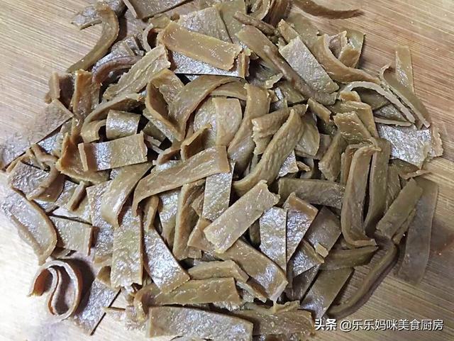 凉皮怎么炒好吃，怎样做炒凉皮好吃（在家做个陕西特色的炒凉皮）