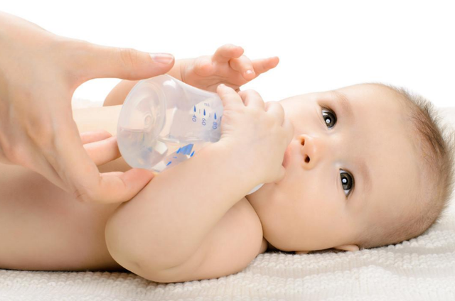 新生儿需要喝水吗，新生儿可以喝水吗（多大月龄孩子需要喝水）