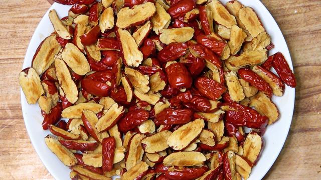 核桃糖怎么做，核桃糖怎么做好吃又酥脆（大厨教你在家做红枣核桃芝麻糖）