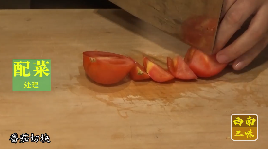 三角豆腐怎么做，豆腐原来切成三角形与西红柿这样一起煮