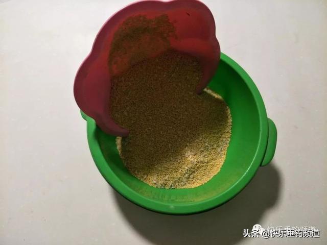 钓鱼窝料自制方法，钓鱼窝料制作方法（简单几步，高效自制酒米窝料）