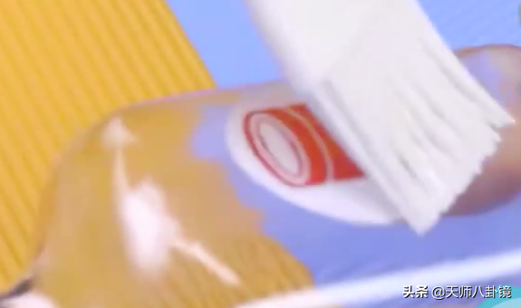 新碗的标签胶怎么去除，新碗的标签怎么去除（生活小窍门之快速去除胶印）
