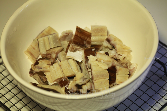 关于鲨鱼干的烹饪方法，鲨鱼干的吃法和做法大全（一条鲨鱼只够吃一餐）