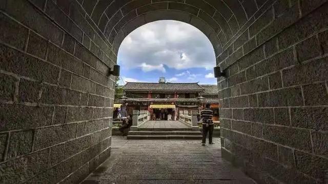 上关花下关风苍山雪洱海月是什么意思，上关风下关花苍山雪洱海月下一句（即“下关风、上关花、苍山雪、洱海月”）