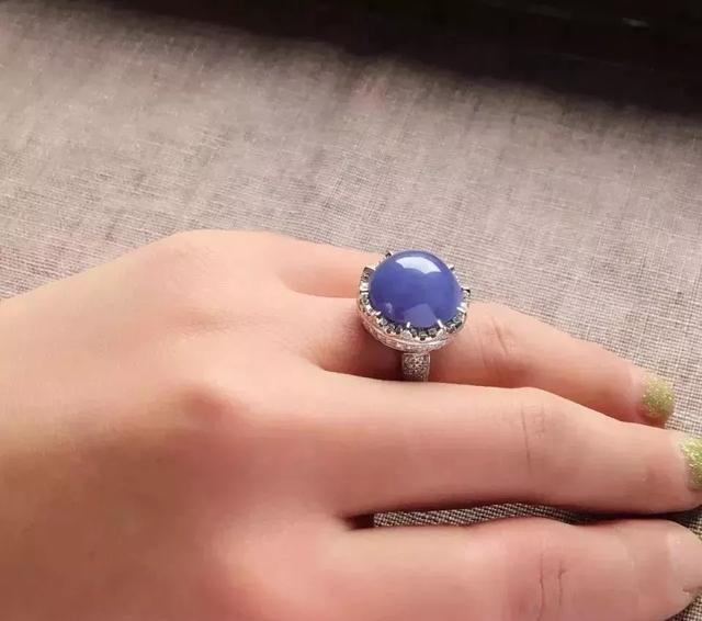 翡翠有紫色的吗，翡翠紫色和绿色哪个好（为啥翡翠的紫色被称为“春色”）
