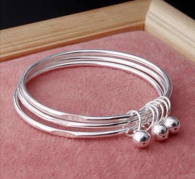 银子发黑是什么原因，银子发黑怎么清洗（变黑主要跟这件事儿有关系）