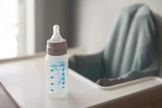 不同品牌奶粉转奶的正确方法，婴儿转奶粉的正确方法一个牌子（给宝宝转奶该怎么做）