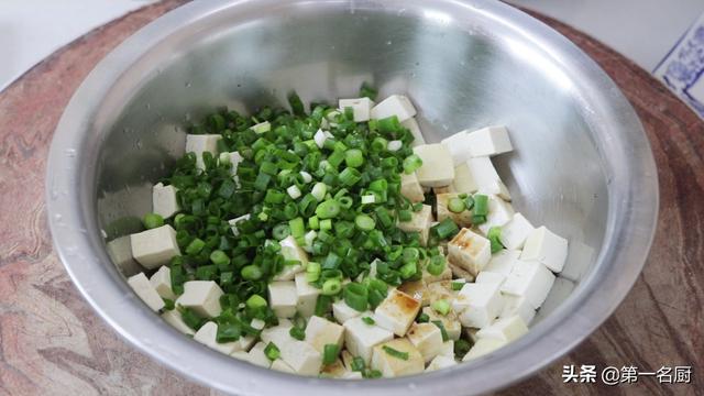 小葱炒豆腐的做法，小葱炒豆腐怎么炒（这才是“小葱拌豆腐”的家常做法）