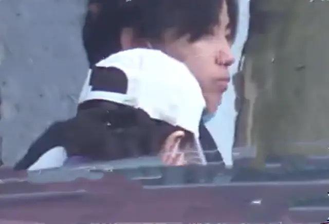 万茜老公曝光，从摄影师变妻子的背后支撑，一起接女儿放学甜到齁