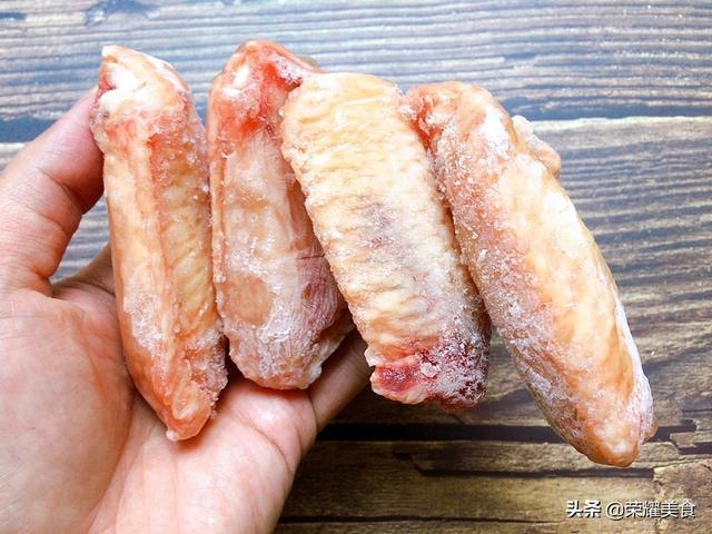 冰冻鸡翅怎么快速解冻，冷冻的鸡翅怎么快速解冻（记得别直接加水泡）