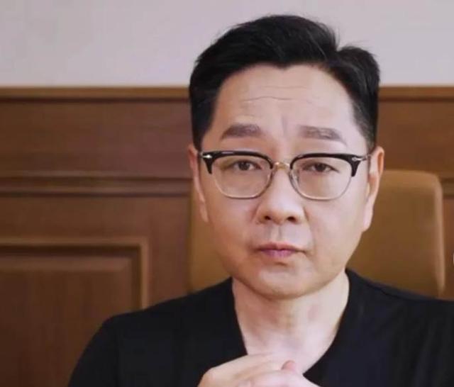 张绍刚，因主持《今日说法》大放异彩，而今他一家三口甜蜜照曝光