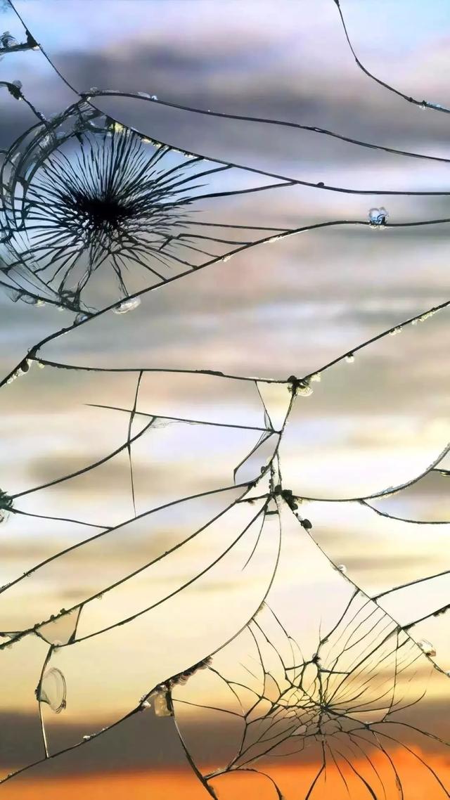 碎屏壁纸，碎屏壁纸 真实（30张以假乱真碎屏锁屏壁纸高清无水印下载图片）