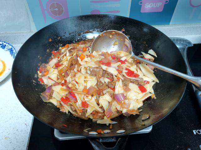 牛肉炒面的做法，牛肉炒面的家常做法（家人都爱吃的牛肉炒面）