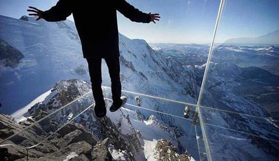 得了恐高症该怎么克服，怎样能克服恐高症（是心理问题还是生理反应）