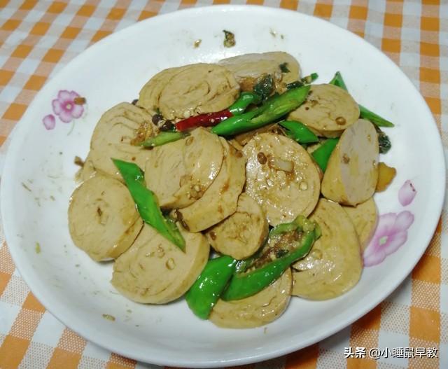 青椒炒素鸡的家常做法，青椒鸡怎么炒好吃家常做法（家常青椒炒素鸡）