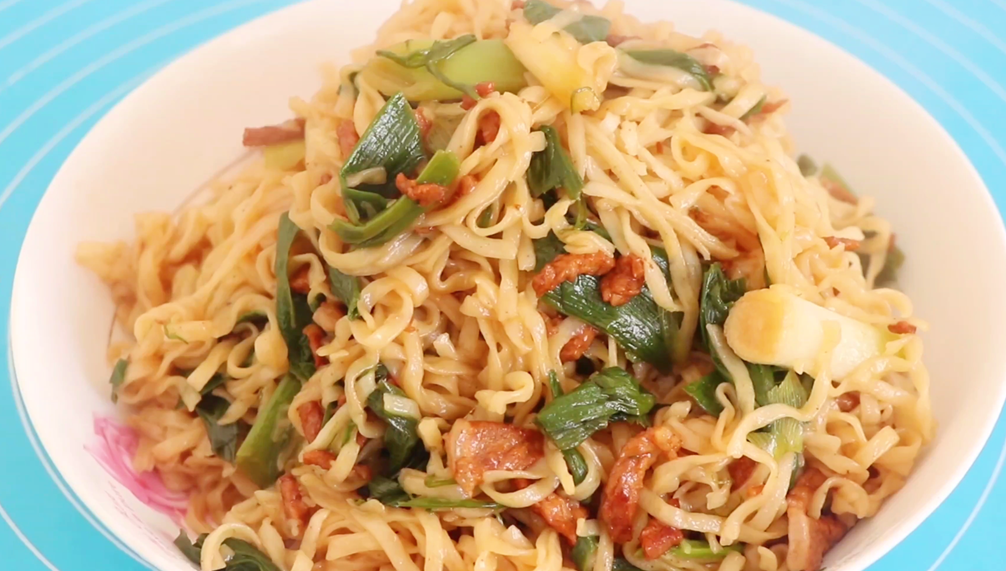 【蒜苗焖面】做法步骤图 劲道爽滑又入味 一大盆不够吃-起舞食谱网