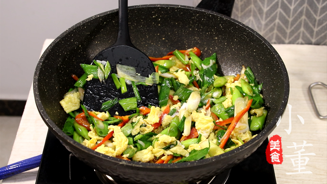 蒜苗炒鸡蛋怎么炒，蒜苗怎么做好吃又简单（蒜苗鸡蛋这样做才好吃）