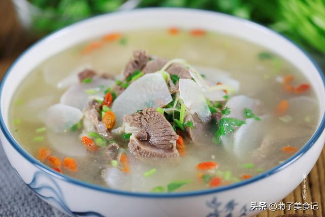 白萝卜正宗炖羊肉汤，搭配白萝卜和枸杞