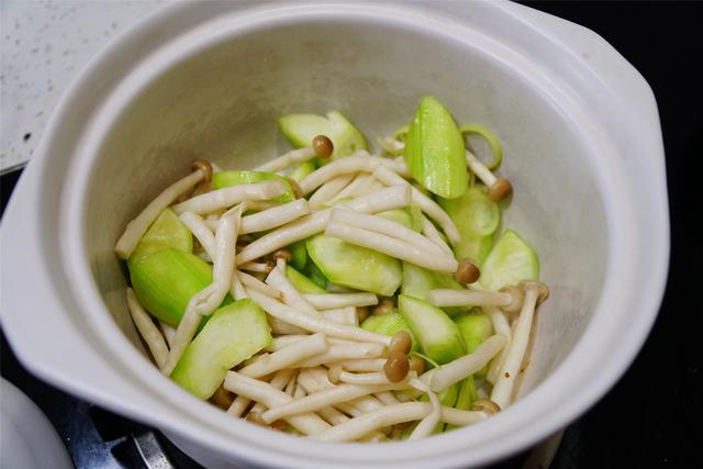丝瓜煮汤怎么煮才好吃，丝瓜汤这么做好吃（它和丝瓜一起煮是绝配）