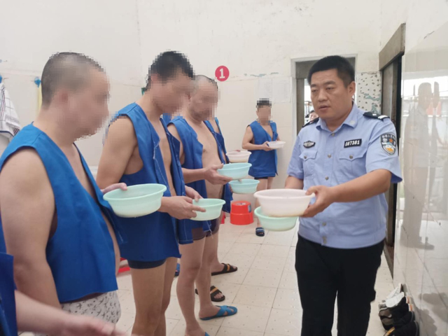 铁窗泪歌词，狱中望月迟志强原唱（《铁窗泪》唱出了狱中人想要洗心革面）