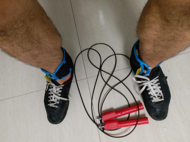 绑腿沙袋怎样绑，绑腿沙袋多重合适（买了一对2公斤的沙袋绑在腿上）