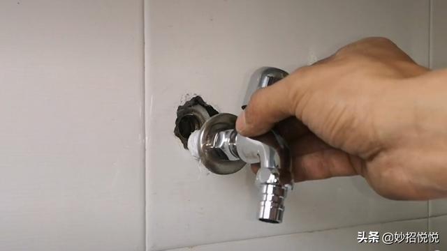 水龙头断了里面的部分怎么弄出来，塑料水龙头断了里面的部分怎么弄出来（不用花钱请维修师傅）