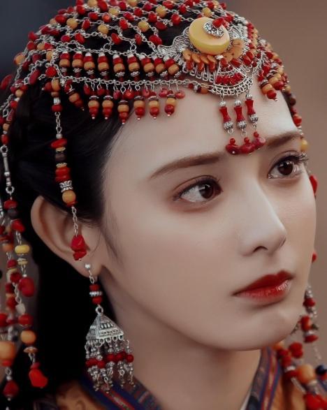 脑门不饱满的面相,彭小苒眉弓面相分析-相术-荣耀易学